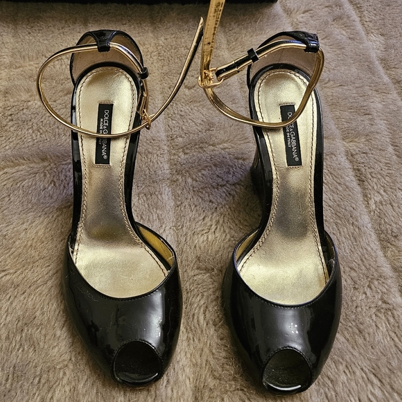 Dolce & Gabbana with box cutout wedge heel with gold trim and peeptoe - Picture 6 of 11